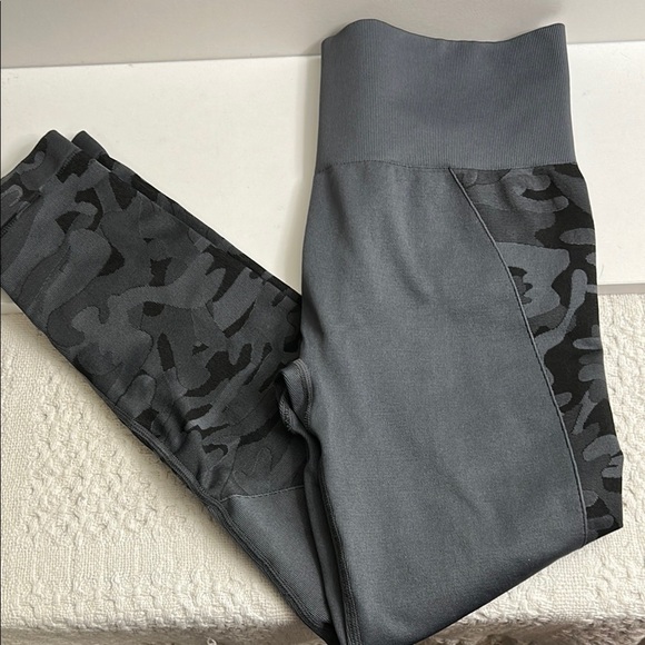 Zyia Seamless Camo High Waist 7/8 Performance Leggings size large - Picture 1 of 12